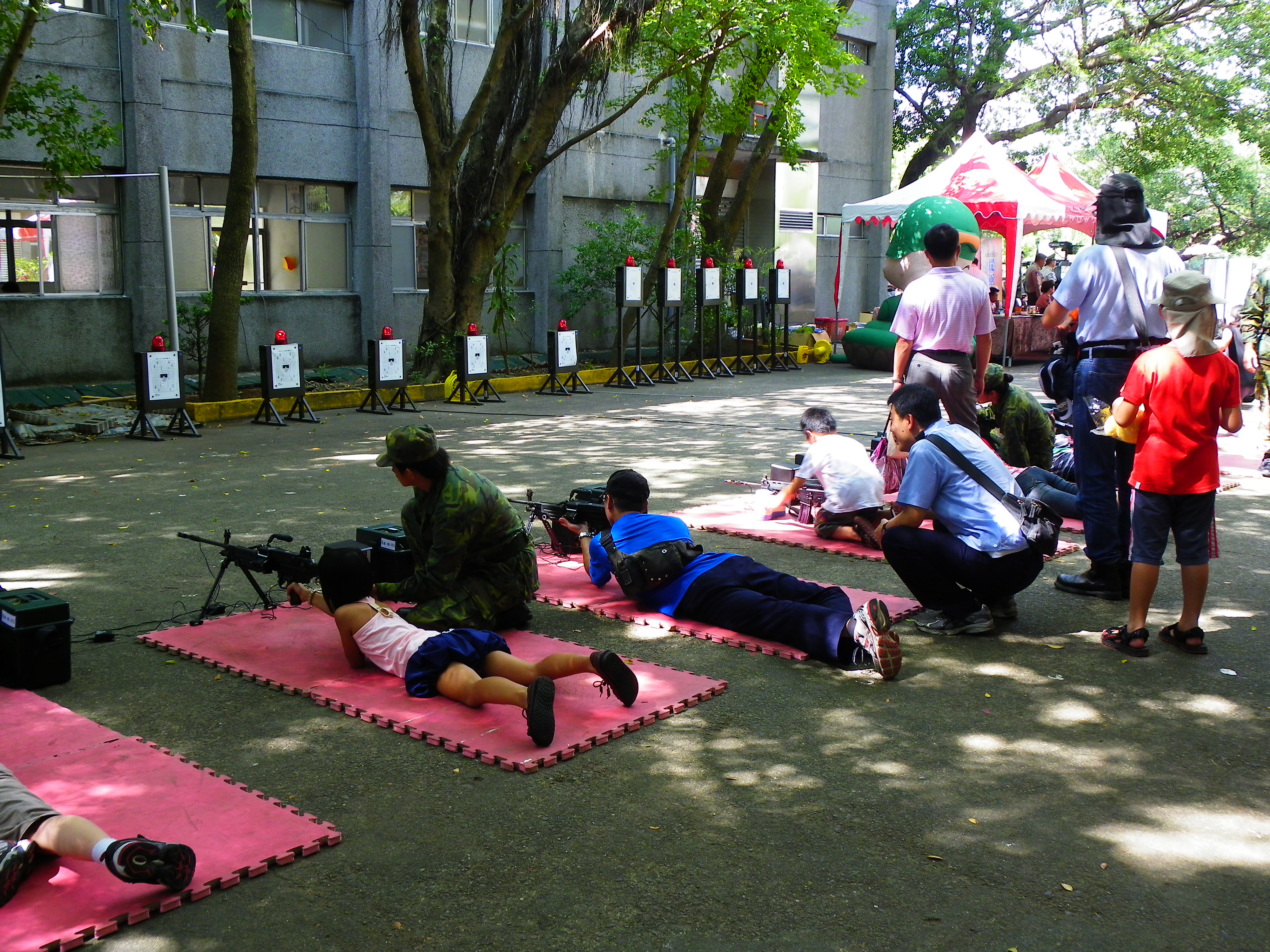 Light_Machine_Guns_Shooting_Simulate_System_in_Military_Police_School_Campus_20120908[1]